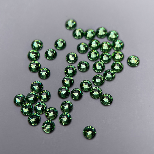 Strass dentaire Swarovski rond, couleur pistachio, brillance subtile.