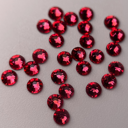 Zoom sur strass dentaires swarovski ronds couleur rouge 