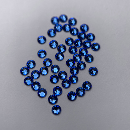 Strass dentaire Swarovski rond, couleur bleu saphir intense.