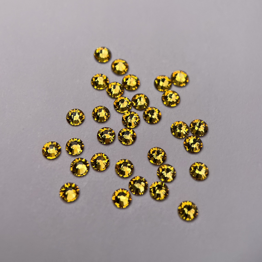 Strass dentaire Swarovski rond, teinte jaune soleil, éclat vibrant.