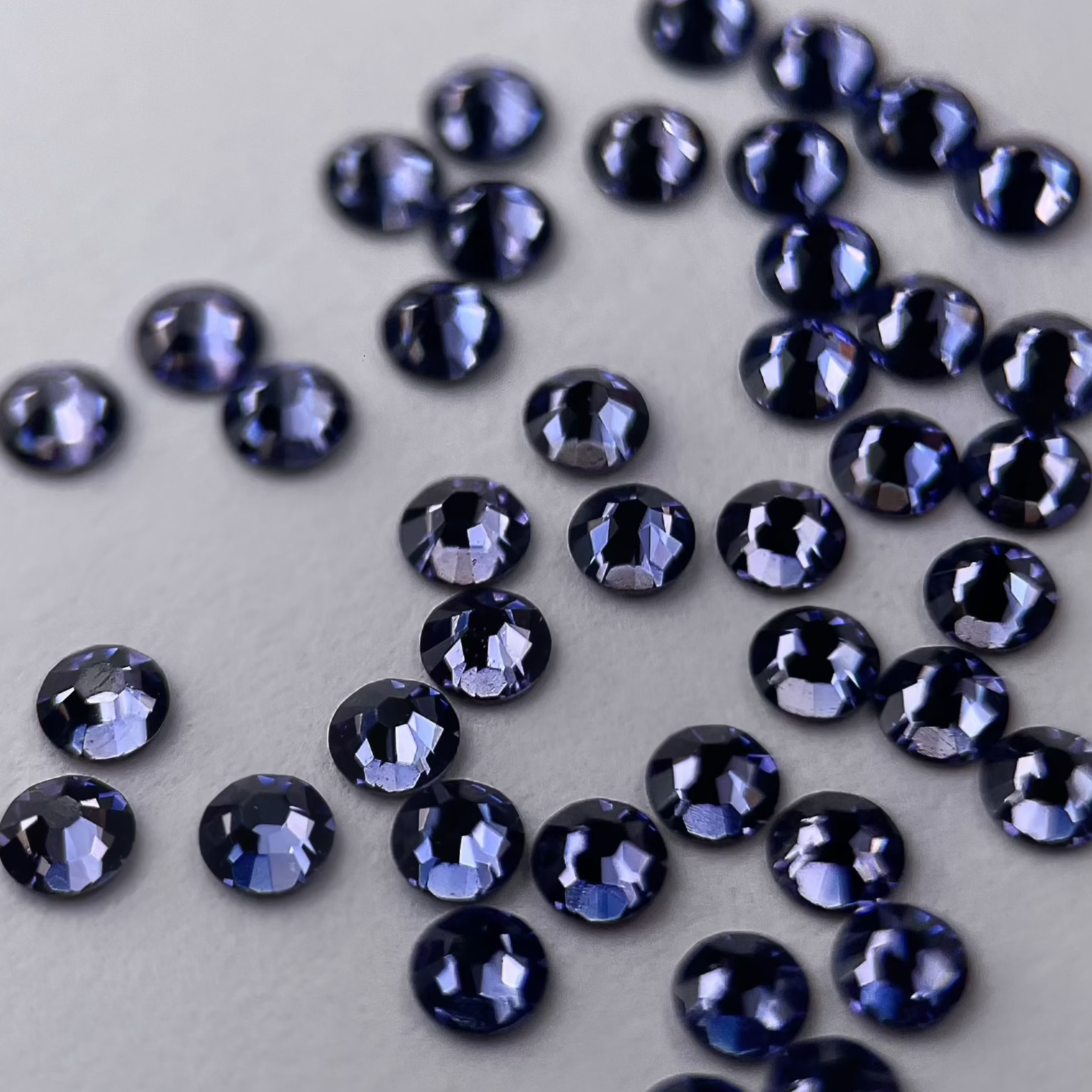 Zoom sur strass rond violet tanzanite.