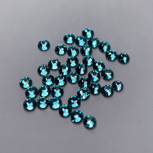 Strass dentaire Swarovski rond, couleur turquoise, brillance rafraîchissante.