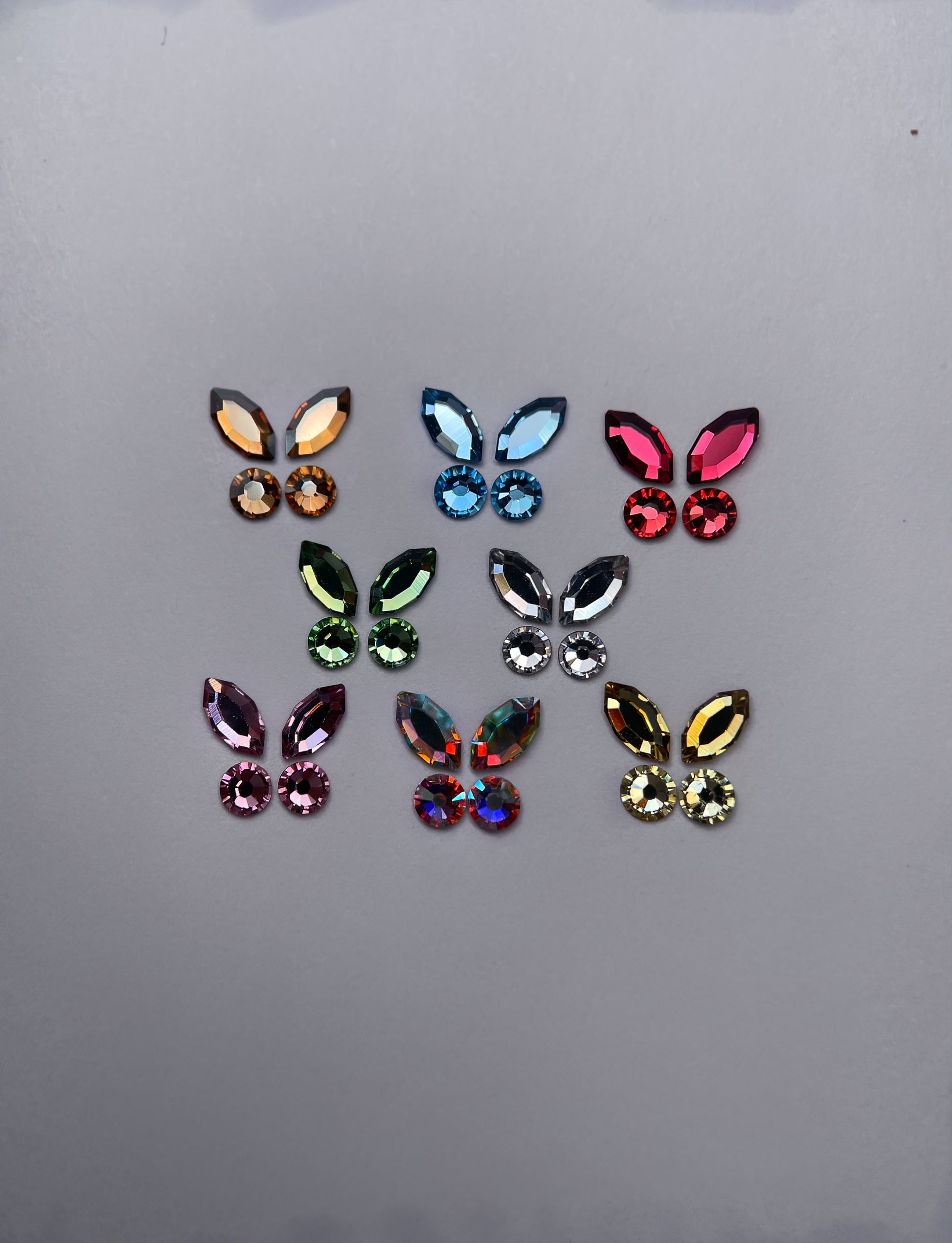 Huit papillons créés avec des navettes et des ronds swarovski. Strass dentaires de qualité